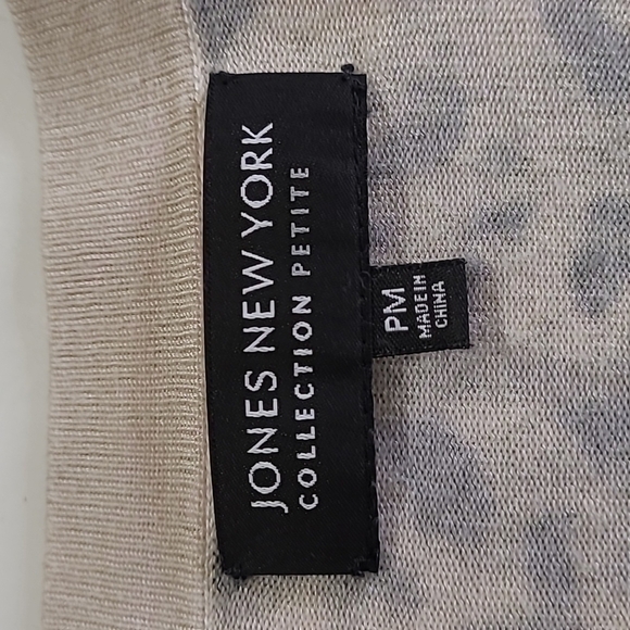 vintage animal print v-neck button front cardigan with full sleeves - Picture 4 of 5